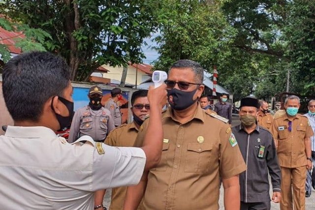 Wakil Bupati Pidie, Fadhlullah TM Daud, saat dicek suhu tubuh, Juli 2020. Foto: Facebook Pemkab Pidie