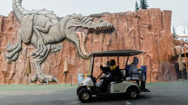 Petugas menyemprotkan disinfektan di Dufan, Jakarta, Sabtu (12/9/2020). Foto: Akbar Nugroho Gumay/ANTARA FOTO