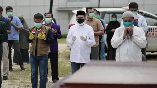 GUBERNUR Riau, Syamsuar (tengah) saat ikut Salat Jenazah almarhum dr Oki Alfin bin Alamsyah, Sabtu (12/9/2020), di halaman RSUD Arifin Achmad, Pekanbaru. 