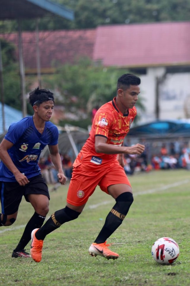 Miftahul Hamdi pemain Persiraja berusaha melewati pemain tim PON Aceh dalam uji tanding di Stadion H Dimurthala, Sabtu (12/9). Foto: Suparta/acehkini