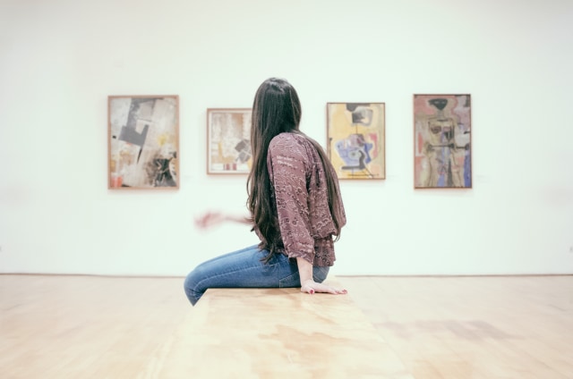 Ilustrasi perempuan di museum. Foto: Unsplash @gilberfranco