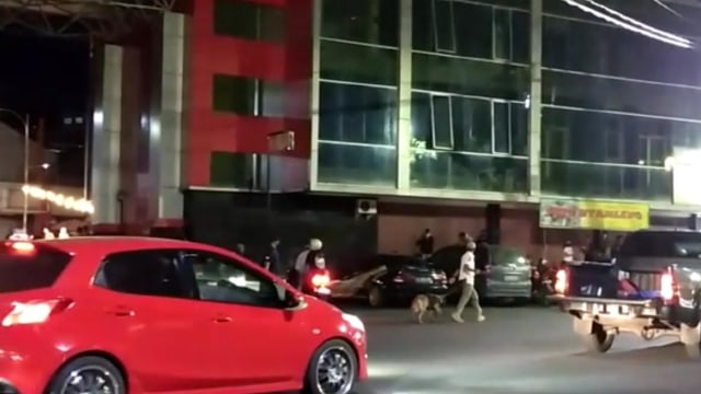 Satpol PP bubarkan pemuda yang balap lari liar di jalan raya di Semarang.  Foto: Dok. Istimewa