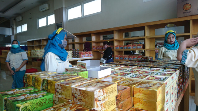 Karyawan Bakpia 25 bersiap menerima pelanggan. Foto: Widi Erha. 