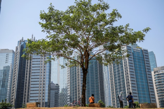 Warga beristirahat usai berolahraga di Hutan Kota Gelora Bung Karno (GBK) Senayan, Jakarta, Minggu (13/9). Foto: Galih Pradipta/ANTARA FOTO