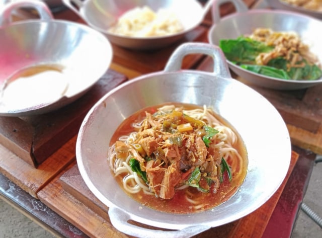Mie ayam biasanya disajikan di atas mangkuk atau di atas hot plate. Tapi berbeda dengan mie ayam yang berada di Jln. Mujahidin, Karang Baru RT 01, RW 15, Sanggrahan, Grogol, Sukoharjo. Mie ayam ini justru disajikan di atas wajan kecil berdiameter 8 cm