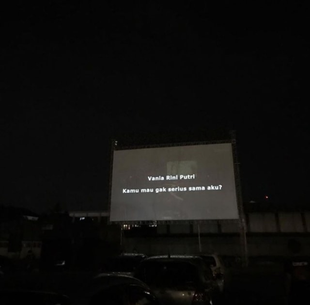 Viral seorang wanita dilamar kekasihnya saat nonton bioskop drive-in di Bandung. (Foto: Instagram/@ussfeeds)