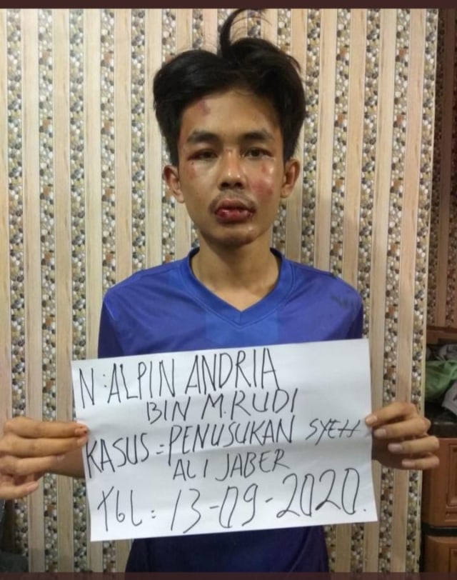 Pelaku penusuk Syekh Ali Jaber.
 Foto: Twitter/@@sandrotama