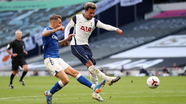 Pemain Tottenham Hotspur Dele Alli menembak bola ke arah gawang Everton pada pertandingan Premier Legaue di Tottenham Hotspur Stadium, London, Inggris, Minggu (13/9). Foto: Catherine Ivill/REUTERS