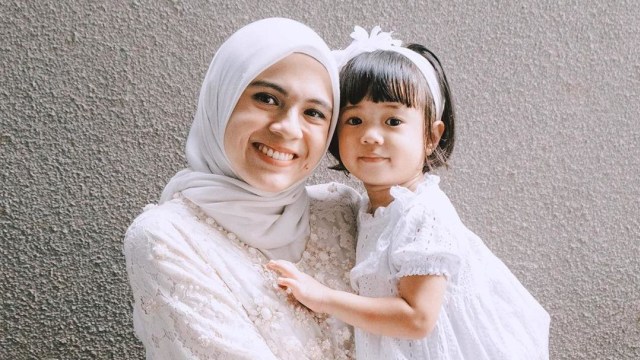 Nycta Gina dan anak perempuannya, Uti. Foto: Instagram/@missnyctagina