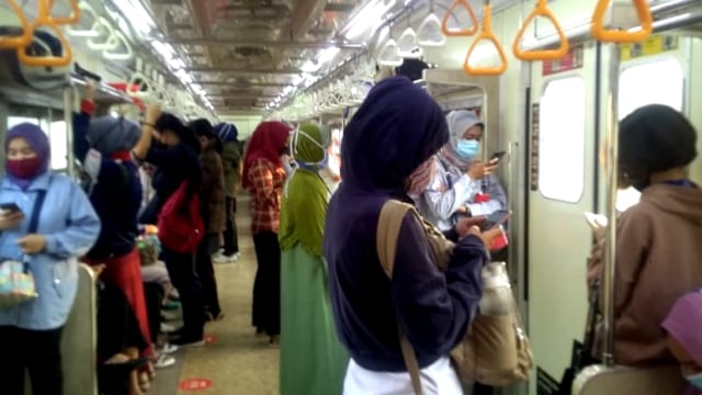 Suasana di dalam gerbong KRL saat PSBB diberlakukan. Foto: Max