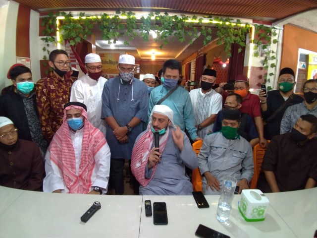 Syekh Ali Jaber yang menjadi korban penusukan saat melakukan konferensi pers di Restoran Baba Rayon, Kota Bandar Lampung, Senin (14/9) | Foto: Syahwa Roza Hariqo/Lampung Geh