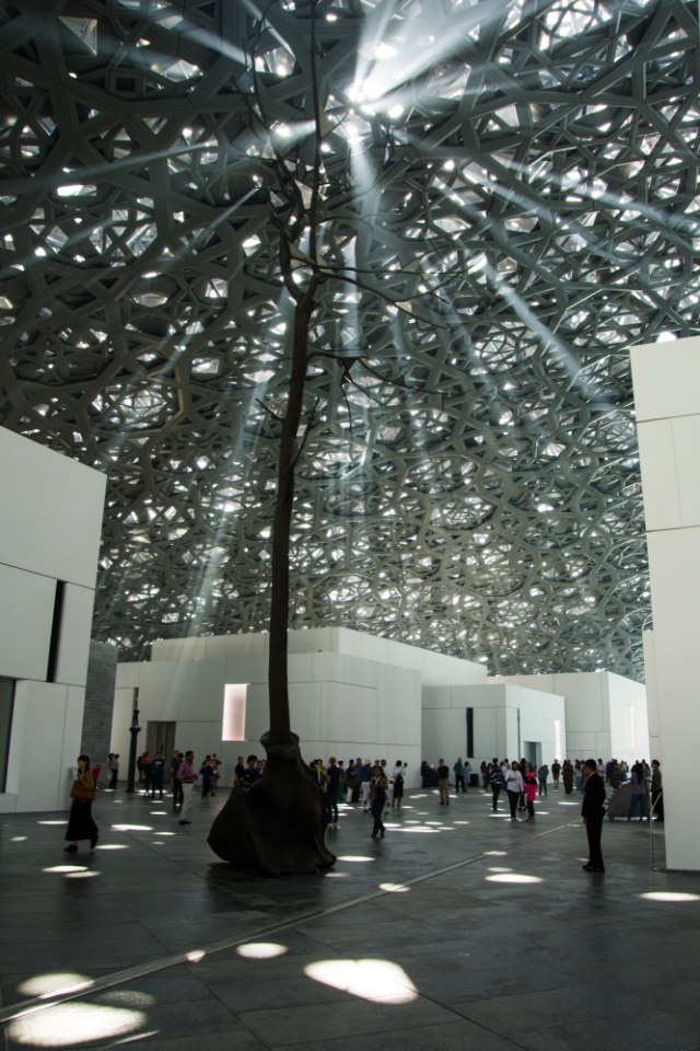 Pengunjung Museum Louvre Abu Dhabi Foto: Shutter Stock