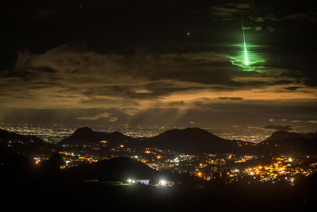 Citra indah dari meteor yang melintas di langit India ditangkap secara tidak sengaja oleh Prasenjeet Yadav. Foto: Prasenjeet Yadav/Instagram