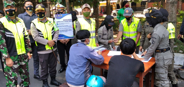 Kapolresta Malang Kota, Kombes Pol Leonardus Simarmata (dua dari kanan), memimpin langsung operasi yustisi menindak pelanggar pengendara tak bermasker, pada Senin (14/9/2020). Foto: Ulul Azmy