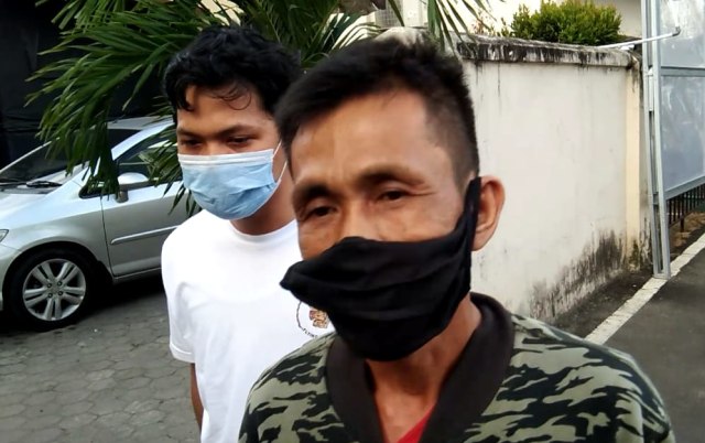 Ayah dari tersangka penusukan Syekh Ali Jaber, M. Rudi (46), saat diwawancarai setelah diperiksa penyidik Satreskrim Polresta Bandar Lampung, Senin (14/9) | Foto: Obbie Fernando/Lampung Geh