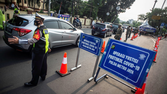 Polantas dan Satpol PP menggelar Operasi Yustisi Protokol COVID-19 di kawasan Pasar Jumat, Jakarta, Senin (14/9). Foto: Aprillio Akbar/ANTARA FOTO