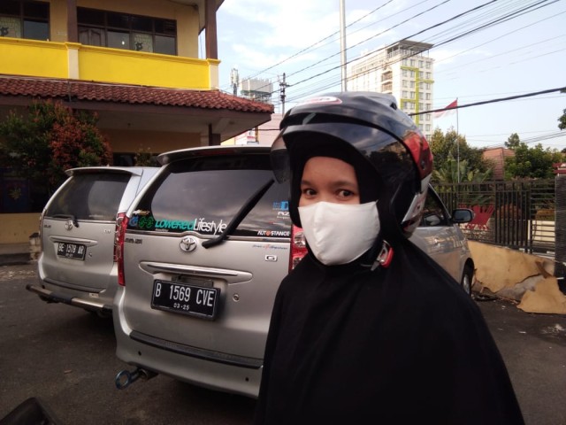 Ketua Pelaksana Kajian Syekh Ali Jaber, Desi, saat diwawancarai awak media usai diperiksa penyidik Satreskrim Polresta Bandar Lampung, Senin (14/9) | Foto: Obbie Fernando/Lampung Geh
