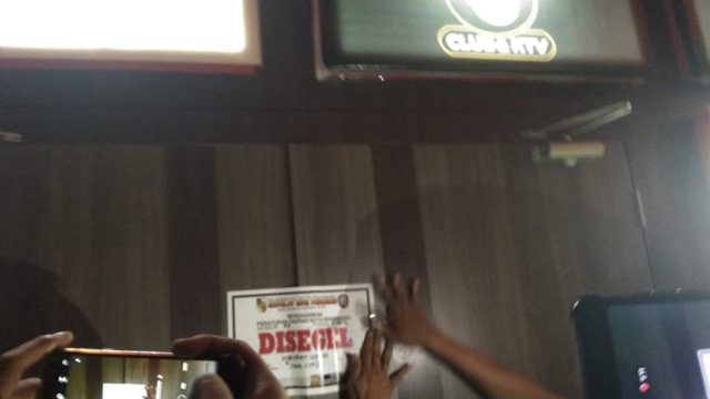 PEMERINTAH Kota Pekanbaru menyegel tempat hiburan malam, Pub dan KTV Star City, Senin malam (14/9/2020). Penutupan ini dilakukan usai terbukti ditemukannya narkoba dan 76 pengunjung konsumsi narkoba. 
