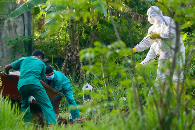Proses pemakaman pasien positif COVID-19 di Aceh yang meninggal dunia pada Rabu (17/6). Foto: Suparta/acehkini 
