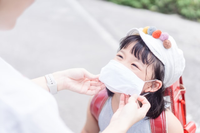Ilustrasi anak memakai masker Foto: Shutterstock