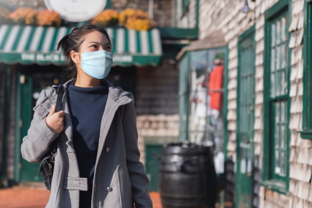 Ilustrasi perempuan menggunakan masker Foto: Shutterstock