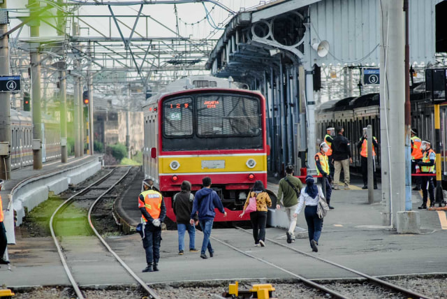 Sejumlah calon penumpang berjalan menuju KRL Commuter Line di Stasiun Bogor, Jawa Barat, Senin (14/9/2020). Foto: ARIF FIRMANSYAH/ANTARA FOTO