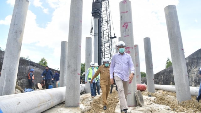 Plt Gubernur Aceh saat meninjau jembatan. Foto: Humas Aceh