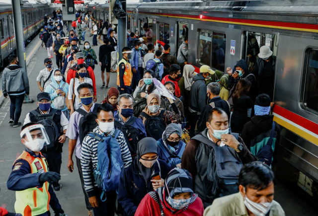 Suasana di Stasiun KRL Tanah Abang, Jakarta, Senin (14/9/2020). Foto: Ajeng DInar Ulfiana/REUTERS