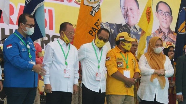 Pasangan petahana, Aras Tammauni dan Amin Jasa (kemeja putih), kembali berpasangan di Pilkada Mamuju Tengah. Foto: Dok. Istimewa