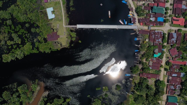 Potret jembatan di Kuala Baru, Aceh Singkil. Foto: Abdul Hadi/acehkini