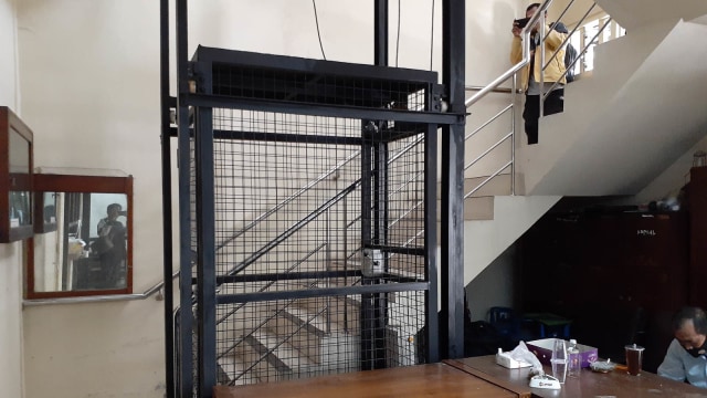 Lift di DPRD DI Yogyakarta
. Foto: Arfiansyah Panji Purnandaru/kumparan