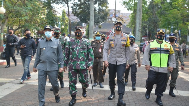 Kapolda Jabar Irjen Rudy Sufahriadi dan Pangdam III Siliwangi Mayjen TNI Nugroho Budi Wiryanto tinjau penerapan protokol Kkesehatan di Kota Cimahi. Foto: Dok. Istimewa