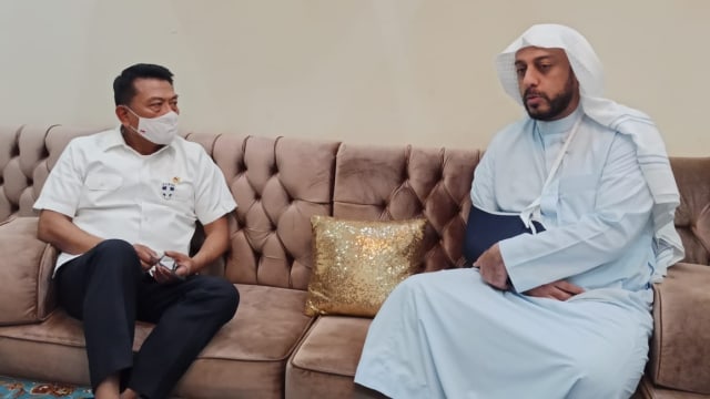 Kepala Staf Presiden Moeldoko menjenguk Syekh Ali Jaber di kediamannya. Foto: KSP