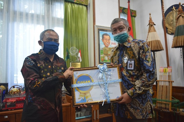 Wali Kota Yogyakarta, Haryadi Suyuti, saat menerima penghargaan dari BPS Pusat. Foto: dok. Pemkot Yogyakarta.