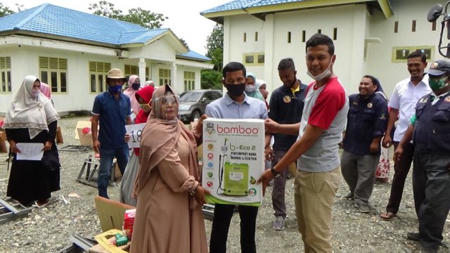 Penyerahan bantuan modal usaha kepada keluarga penerima manfaat (KPM) di Nagan Raya, Aceh, Selasa (15/9). Foto: Humas Pemkab Nagan