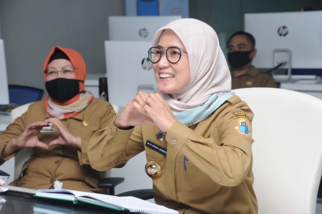 Pose jari berbentuk hati simbol bekerja dengan hati. Foto: Humas Protokol Lebak