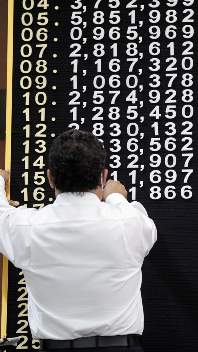Seorang pria menempatkan nomor pemenang di papan selama undian lotre untuk mendapatkan nilai pesawat mewah presiden terakhir di gedung Lotere Nasional di Mexico City, Meksiko, (15/9). Foto: Henry Romero/REUTERS