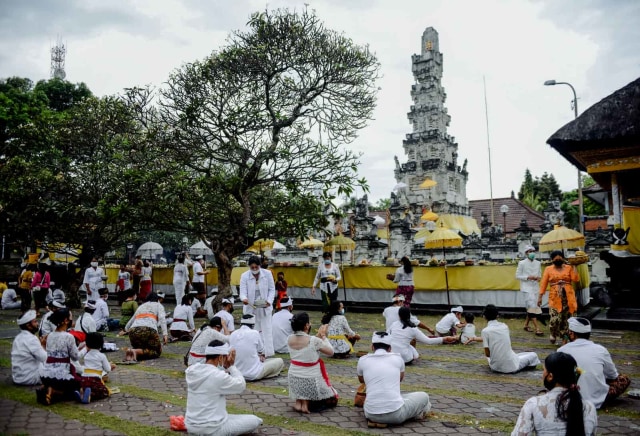 Umat Hindu berdoa di kawasan pura saat perayaan Hari Raya Galungan di Pura Jagatnatha, Denpasar, Bali, Rabu (16/9/2020). Foto: SONNY TUMBELAKA/AFP