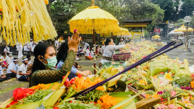 Suasana Hari Raya Galungan di Pura Agung Jagatnatha, Bali.
 Foto: Denita Br Matondang/kumparan