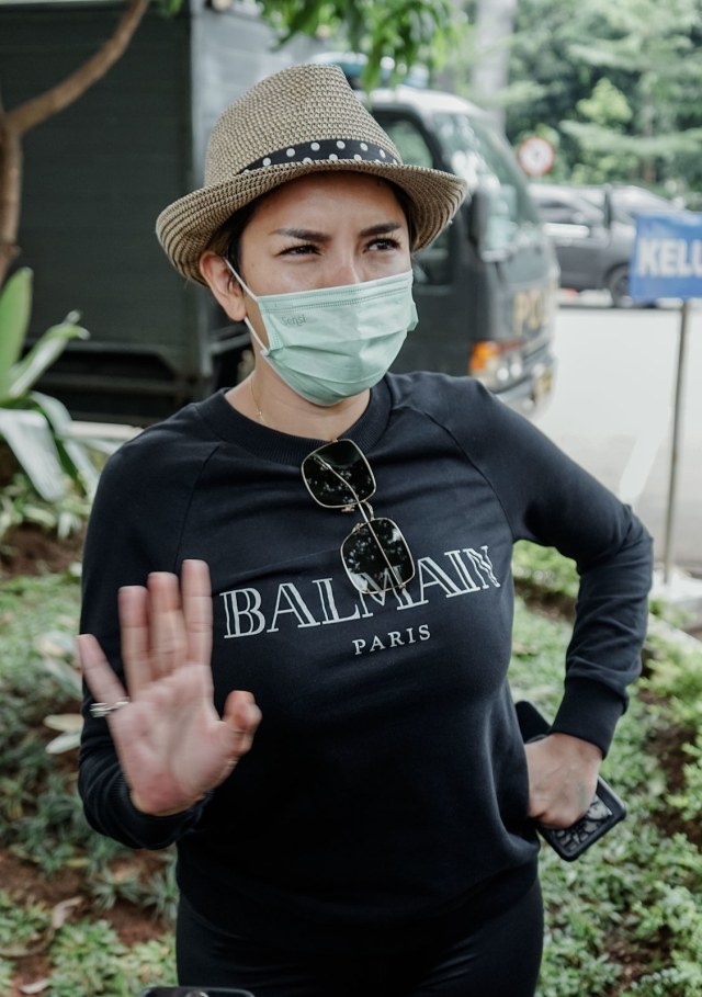 Artis Nikita Mirzani memberikan keterangan seusai diperiksa di Polda Metro Jaya, Jakarta, Rabu, (16/9/2020). Foto: Ronny