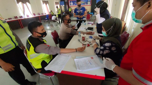 Personel Polres Sekadau mengikuti kegiatan donor darah. Foto: Dok. Humas Polres Sekadau