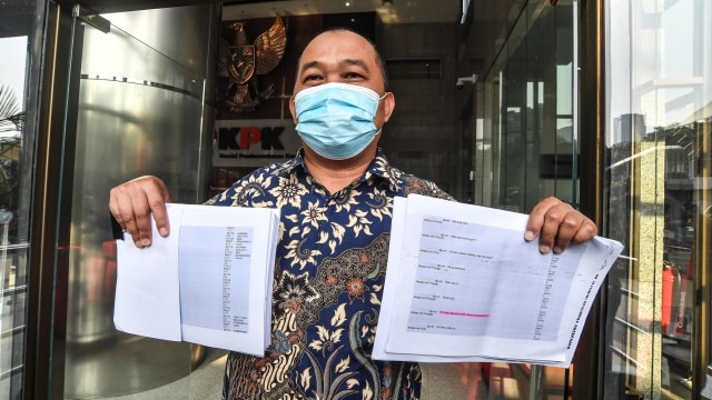 Koordinator Masyarakat Anti Korupsi Indonesia (MAKI) Boyamin Saiman menunjukan bukti baru sebelum diserahkan ke KPK terkait rangkaian perkara yang melibatkan Djoko Soegiarto Tjandra di Gedung KPK Merah Putih, Jakarta, Rabu (16/9).  Foto: Muhammad Adimaja/ANTARA FOTO