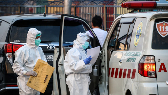 Tenaga kesehatan memeriksa ambulans di Rumah Sakit Darurat Penanganan COVID-19, Wisma Atlet Kemayoran, di Jakarta, Rabu (16/9). Foto: Rivan Awal Lingga/ANTARA FOTO