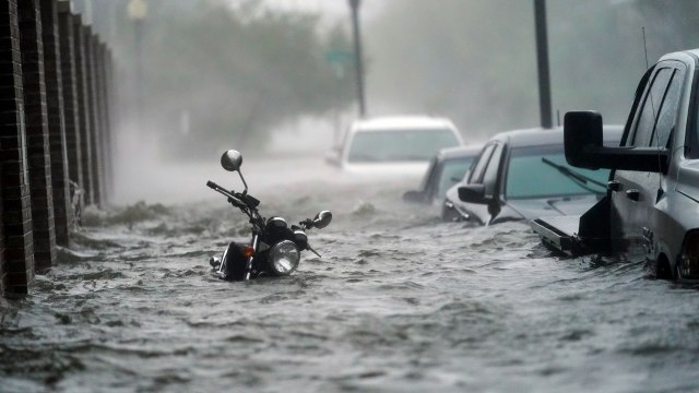 Ilustrasi motor terendam banjir. Foto: Gerald Herbert/AP Photo