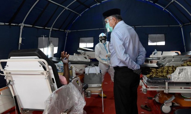 Plt Gubernur Aceh saat menjenguk pasien di tenda Pinere, RSUDZA Banda Aceh. Foto: Marda/Humas Aceh