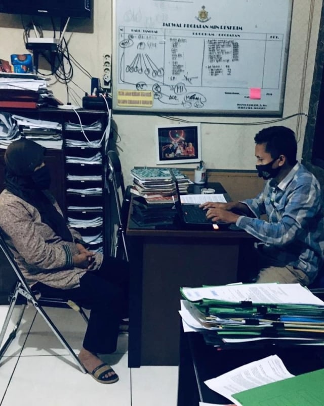 Pelaku pengguntingan bendera Merah Putih yang viral di Medsos saat di introgasi Sat Reskrim Polres Sumedang. Foto: Instagram/@satreskrimpolressumedang