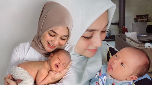 Ekspresi bayi Citra Kirana menjulurkan lidah. Foto: Instagram/@citraciki