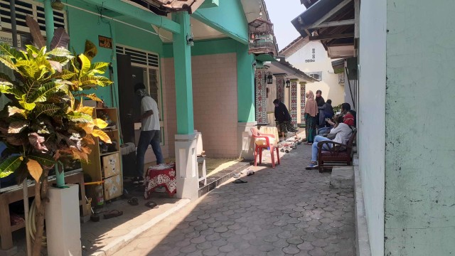 Suasana rumah duka Rinaldi Harley Wismanu (32) yang menjadi korban mutilasi di unit kamar lantai 16 Tower Ebony, Apartemen Kalibata City, Jakarta Selatan, Rabu (16/9). Foto: Arfiansyah Panji Purnandaru/kumparan