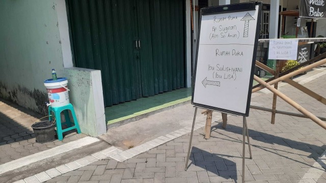 Suasana rumah duka Rinaldi Harley Wismanu (32) yang menjadi korban mutilasi di unit kamar lantai 16 Tower Ebony, Apartemen Kalibata City, Jakarta Selatan, Rabu (16/9). Foto: Arfiansyah Panji Purnandaru/kumparan