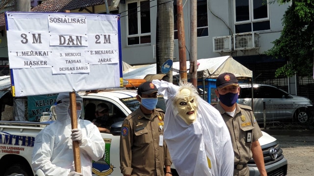Kecamatan Larangan, Kota Tangerang, gunakan pocong untuk sosialisasikan bahaya corona. Foto: Dok. Istimewa
